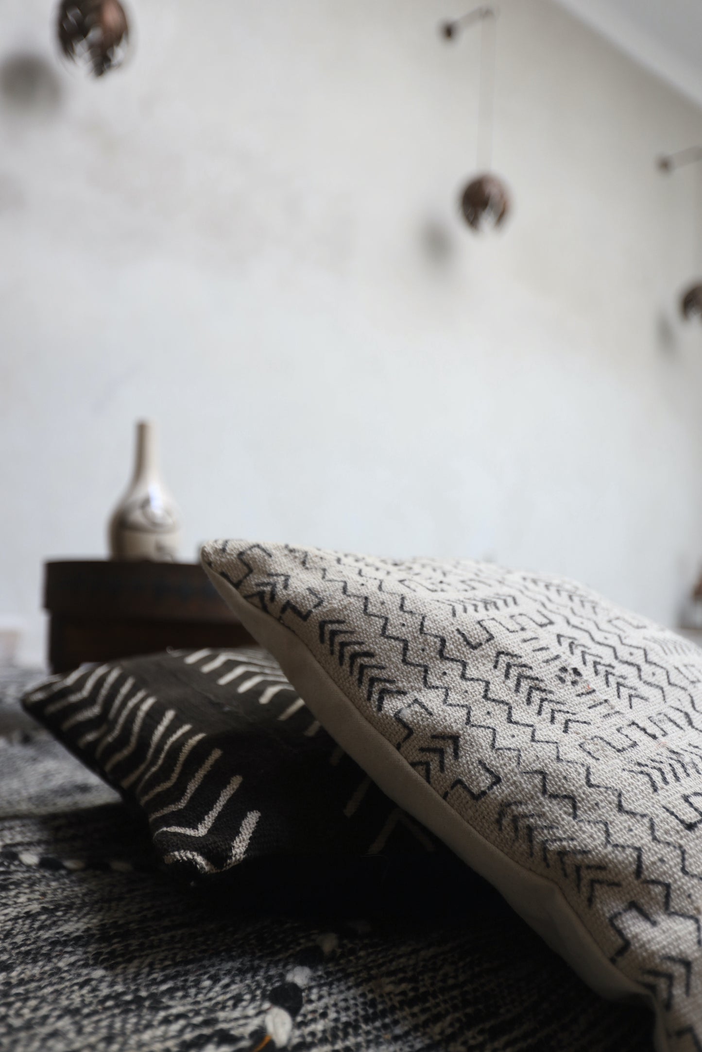 Coussin Bogolan noir "Ebene"