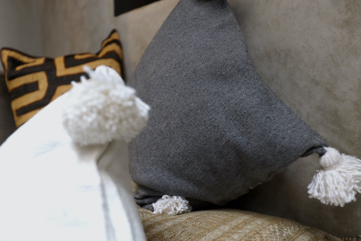 Coussin à pompons EYA
