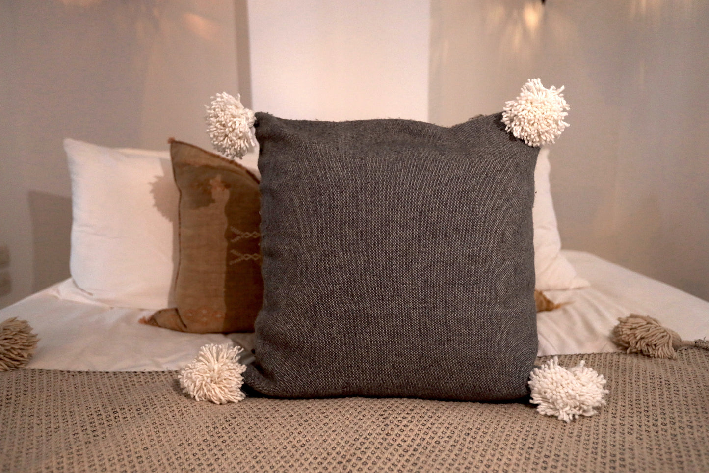 Coussin à pompons EYA