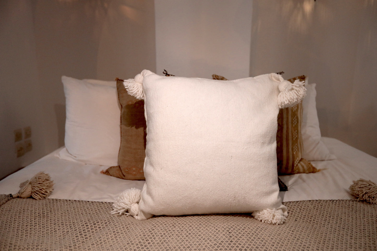 Coussin à pompons EYA