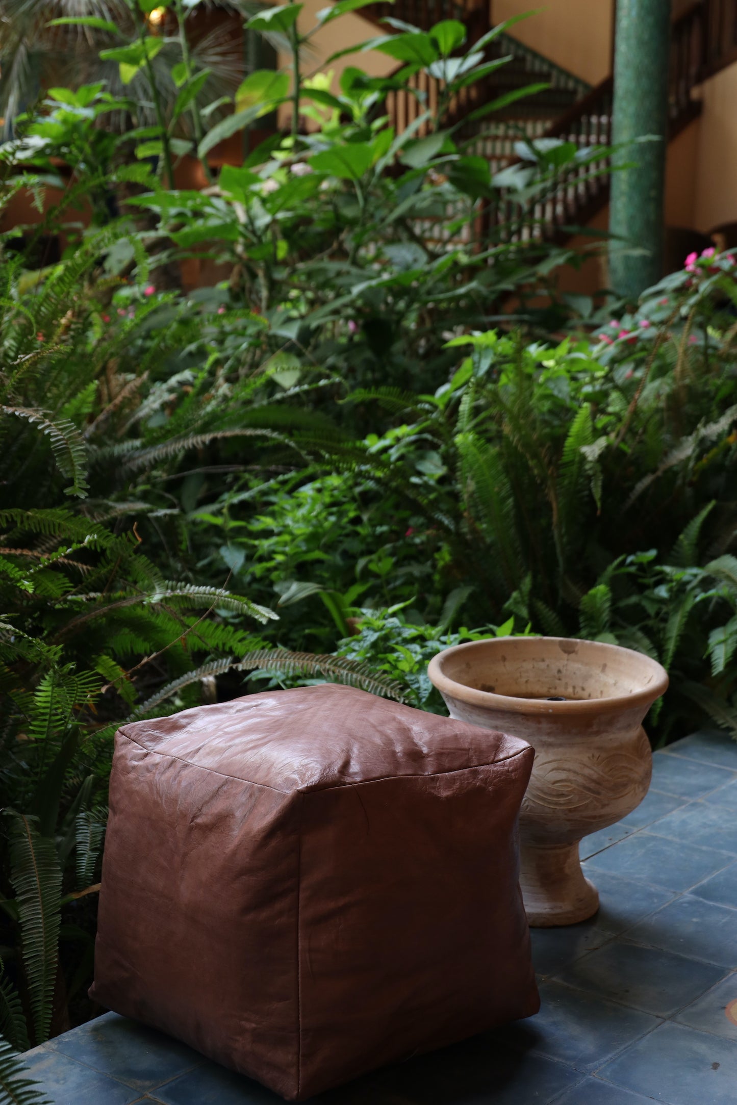Pouf en cuir chocolat