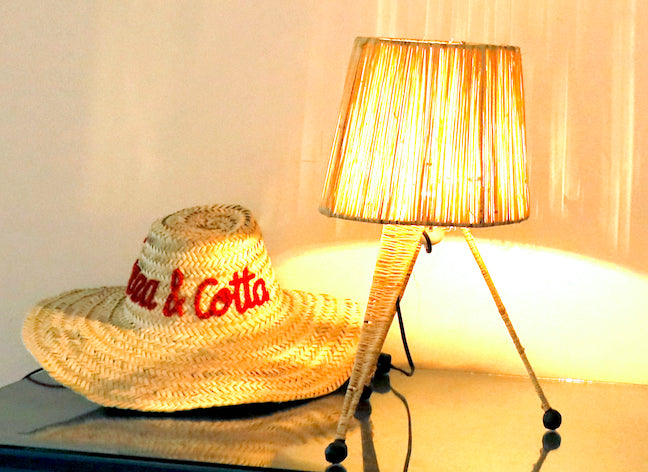 Lampe à poser en raphia