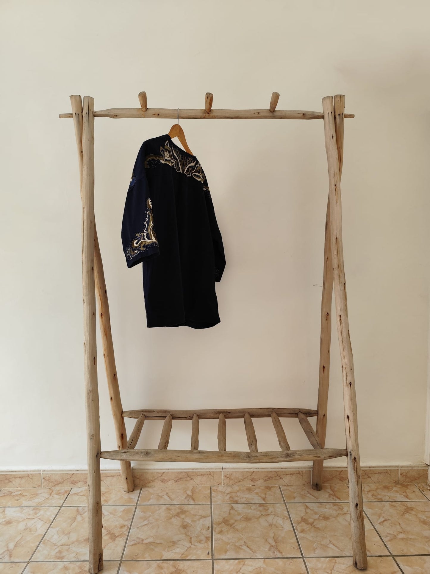 Portant à vêtements avec étagère