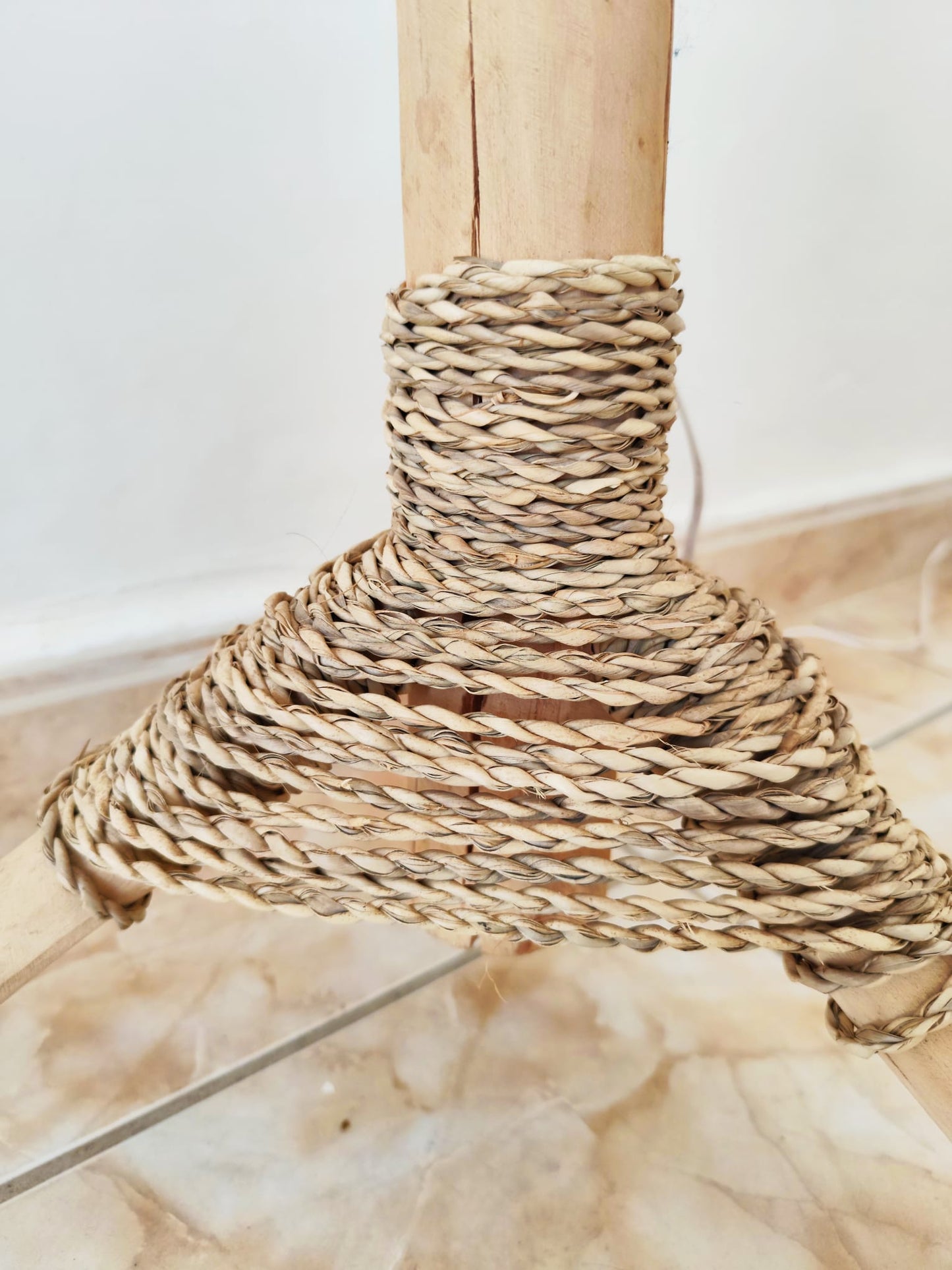 Lampadaire en bois et abat-jour cannage en fil de jute tressé main H155