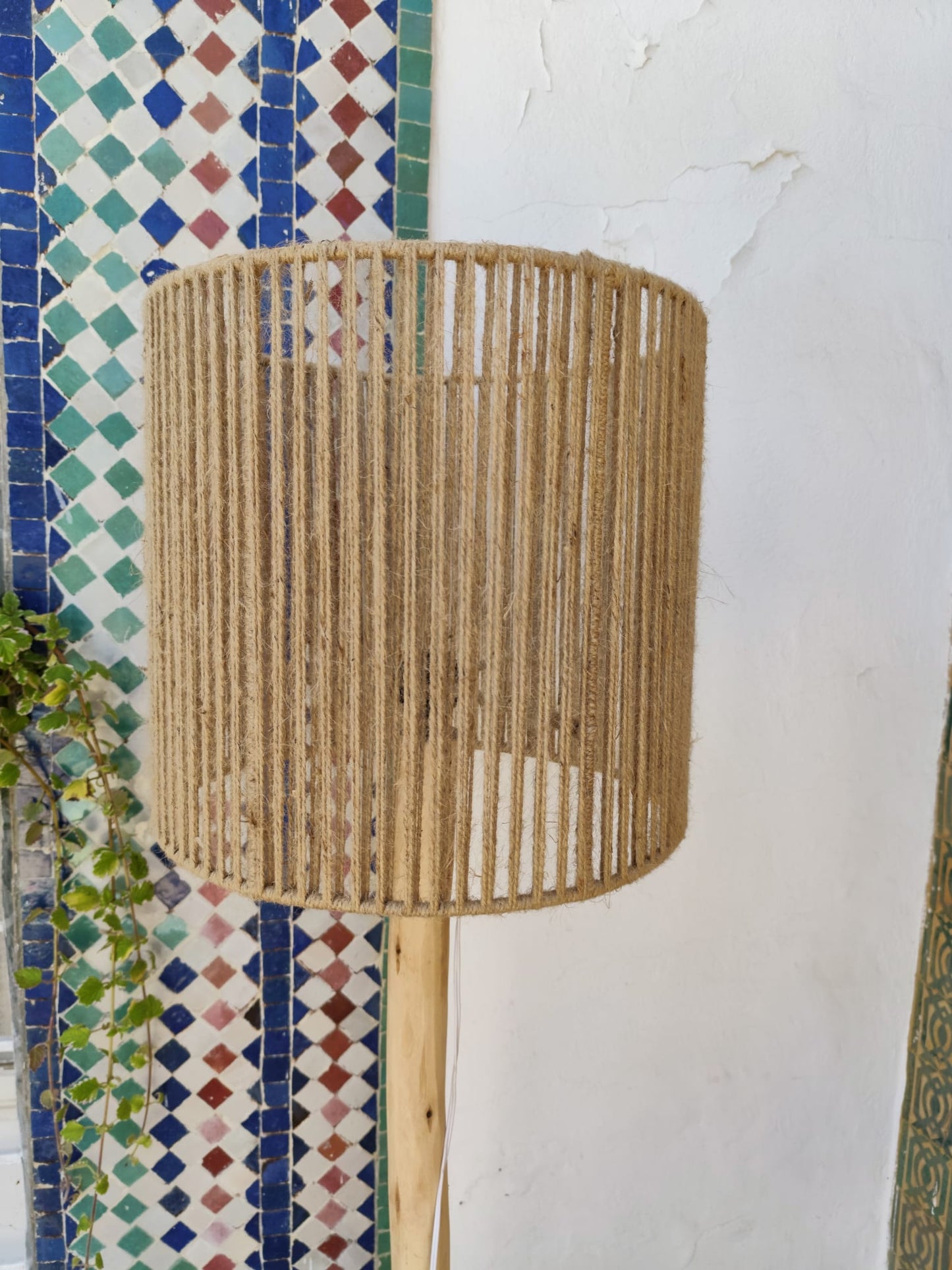 Lampadaire en bois et abat-jour cannage en fil de jute tressé main H155