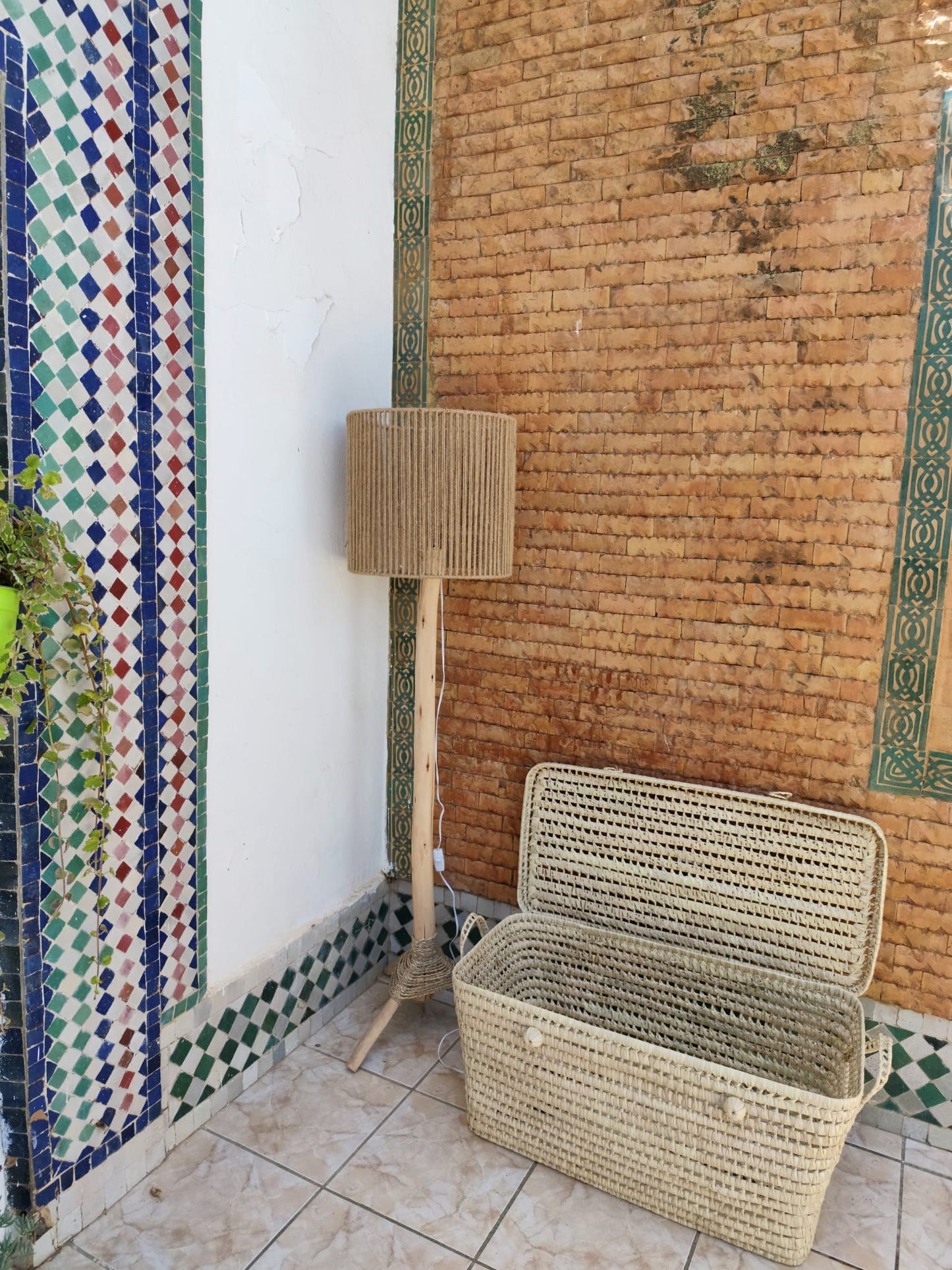 Lampadaire en bois et abat-jour cannage en fil de jute tressé main H155