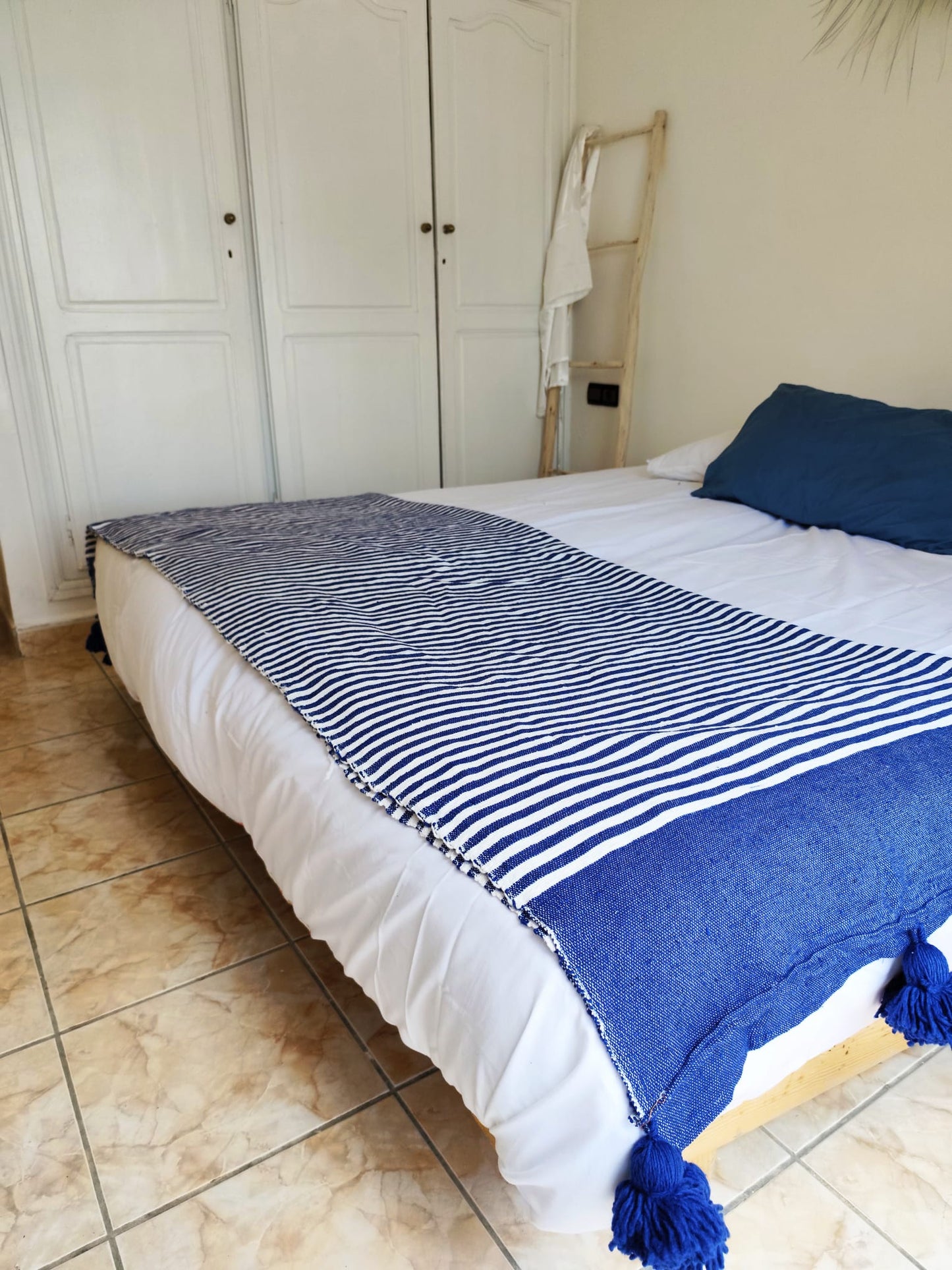 Plaid à pompons à rayures bleu et blanc