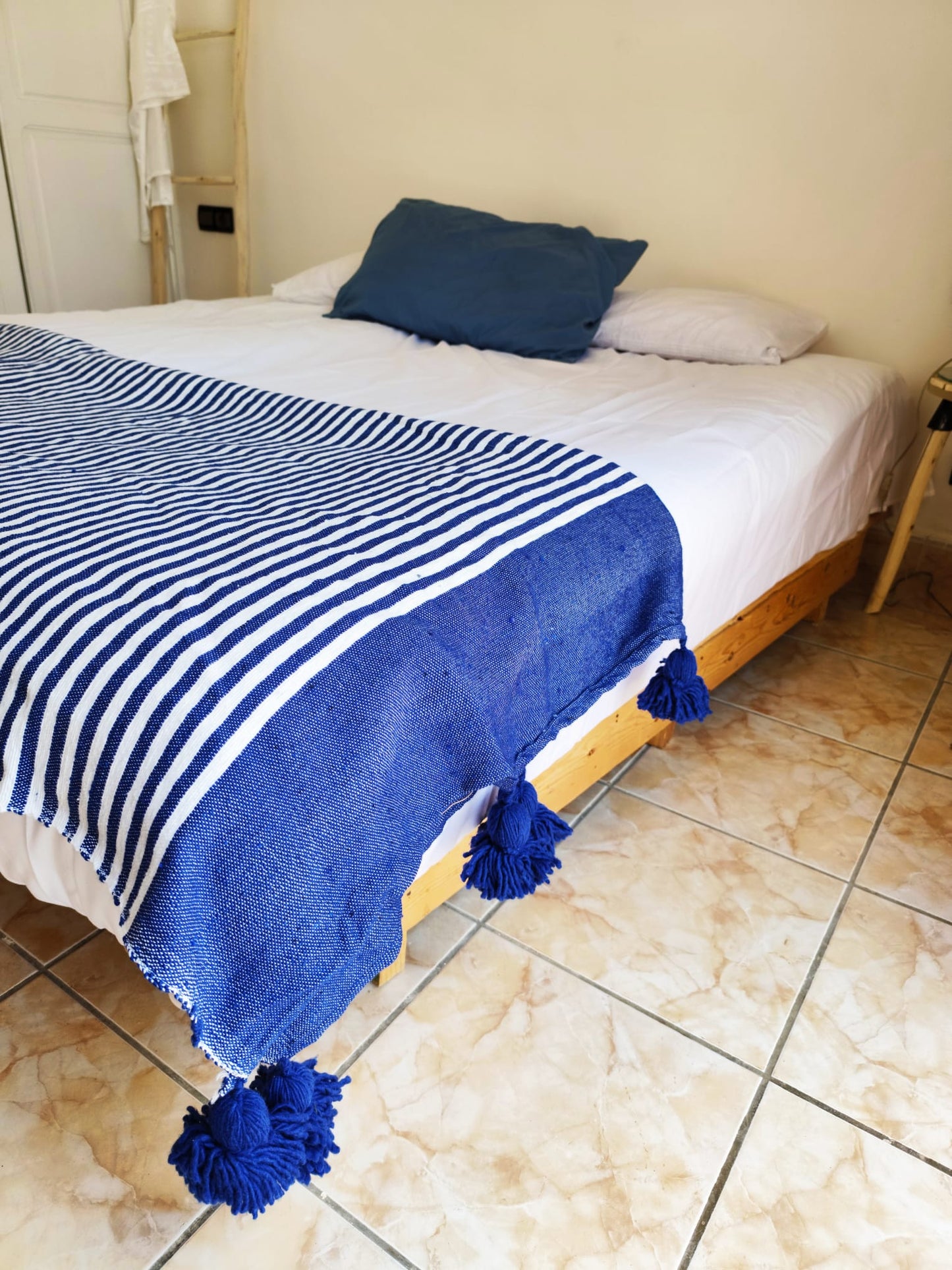 Plaid à pompons à rayures bleu et blanc