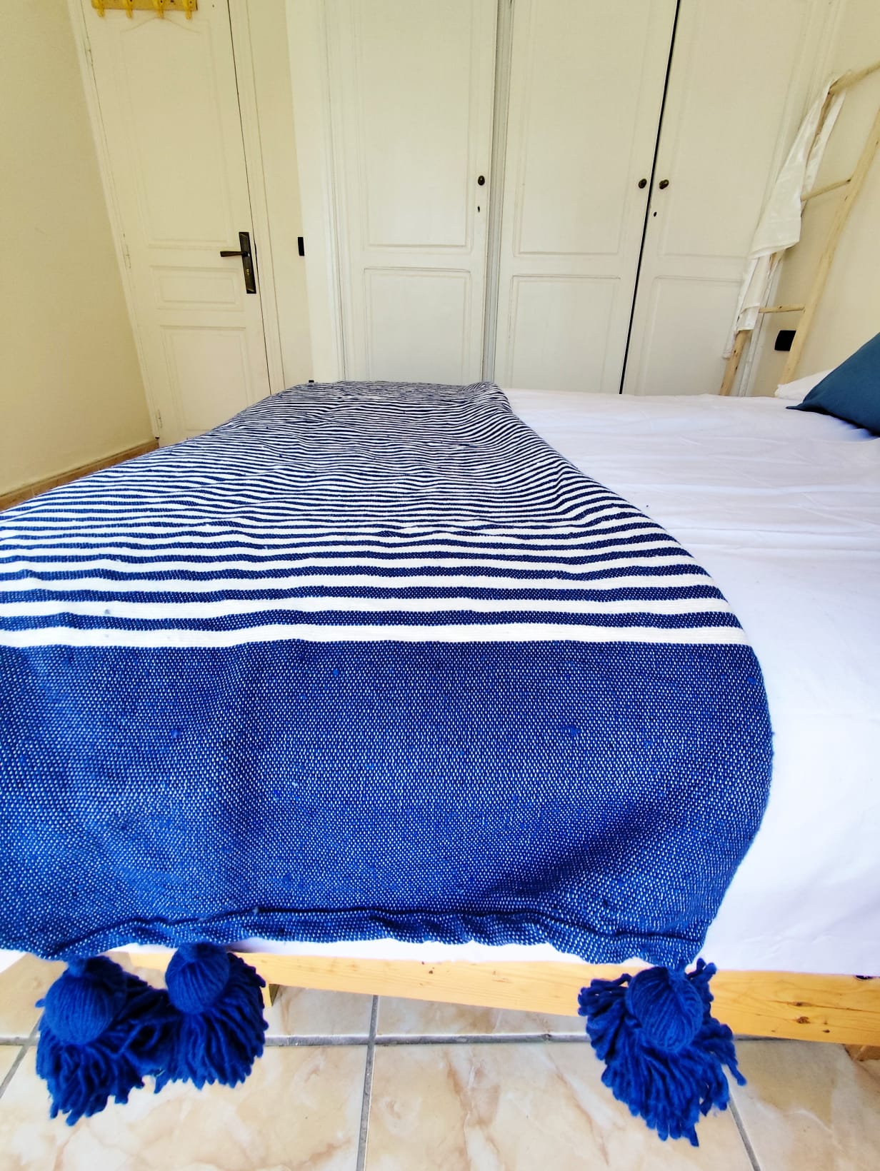 Plaid à pompons à rayures bleu et blanc