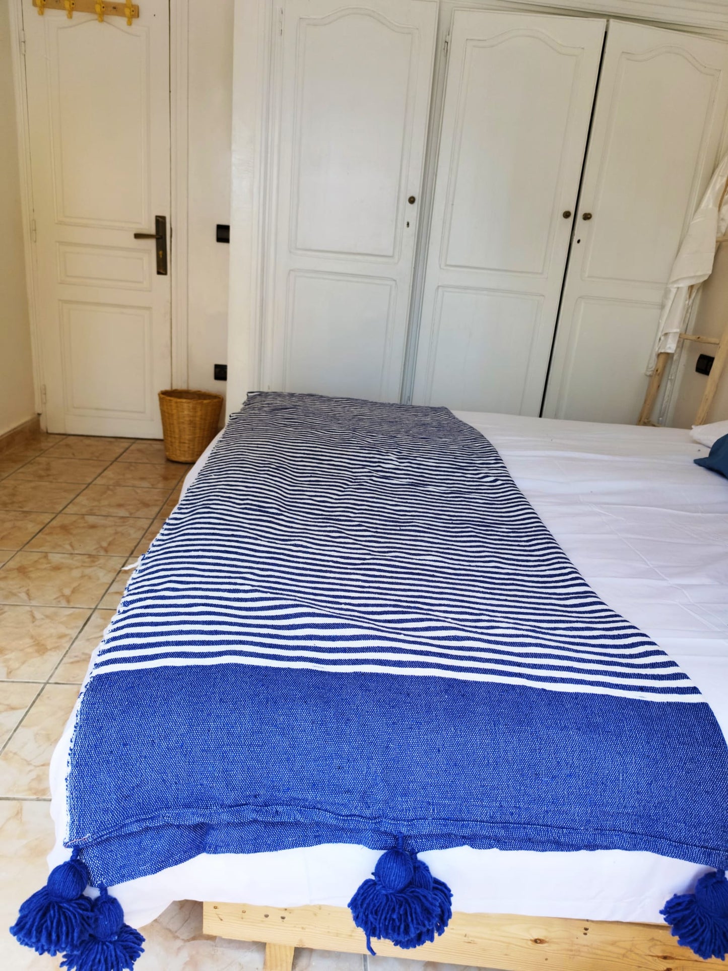 Plaid à pompons à rayures bleu et blanc