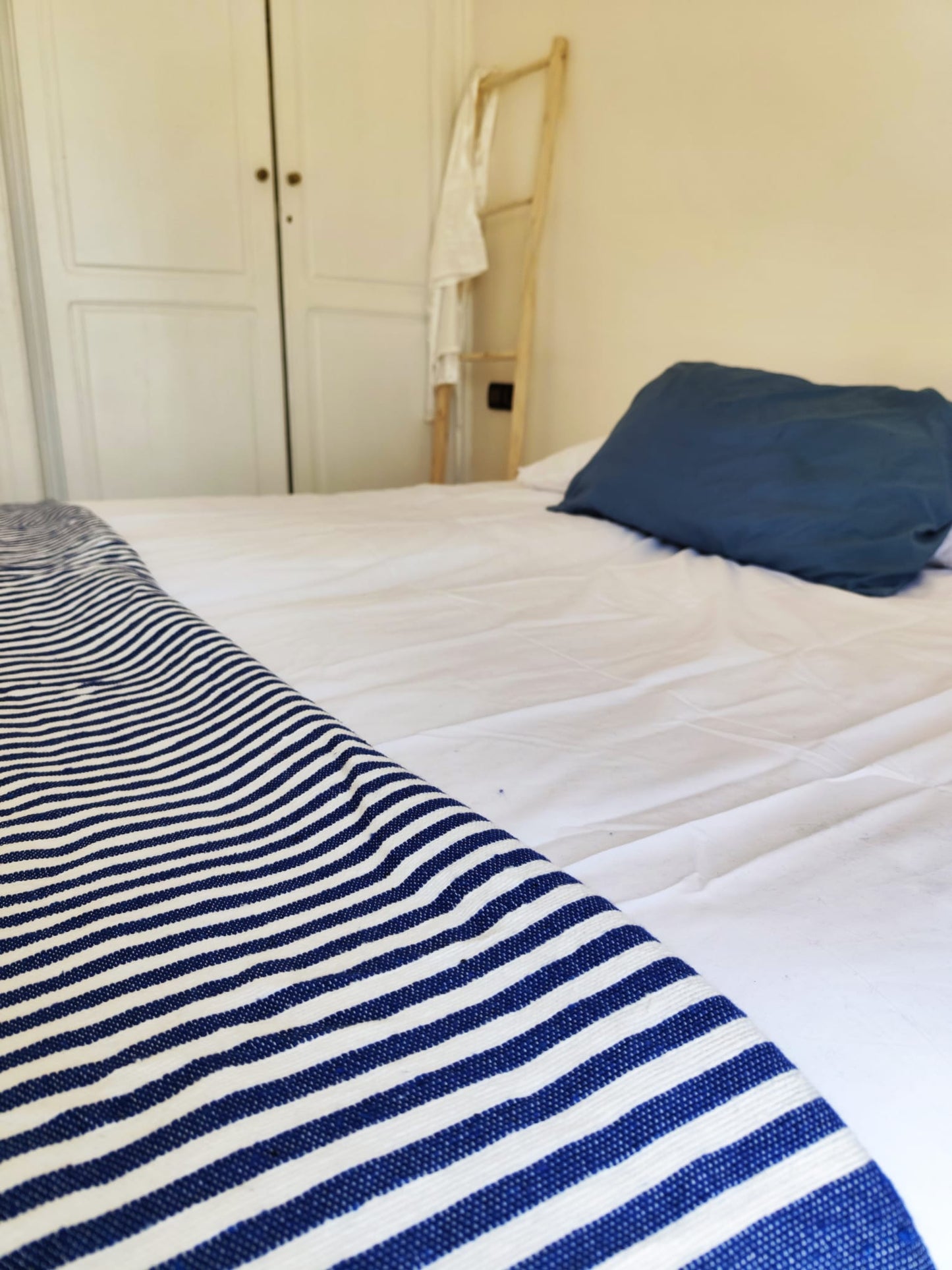 Plaid à pompons à rayures bleu et blanc